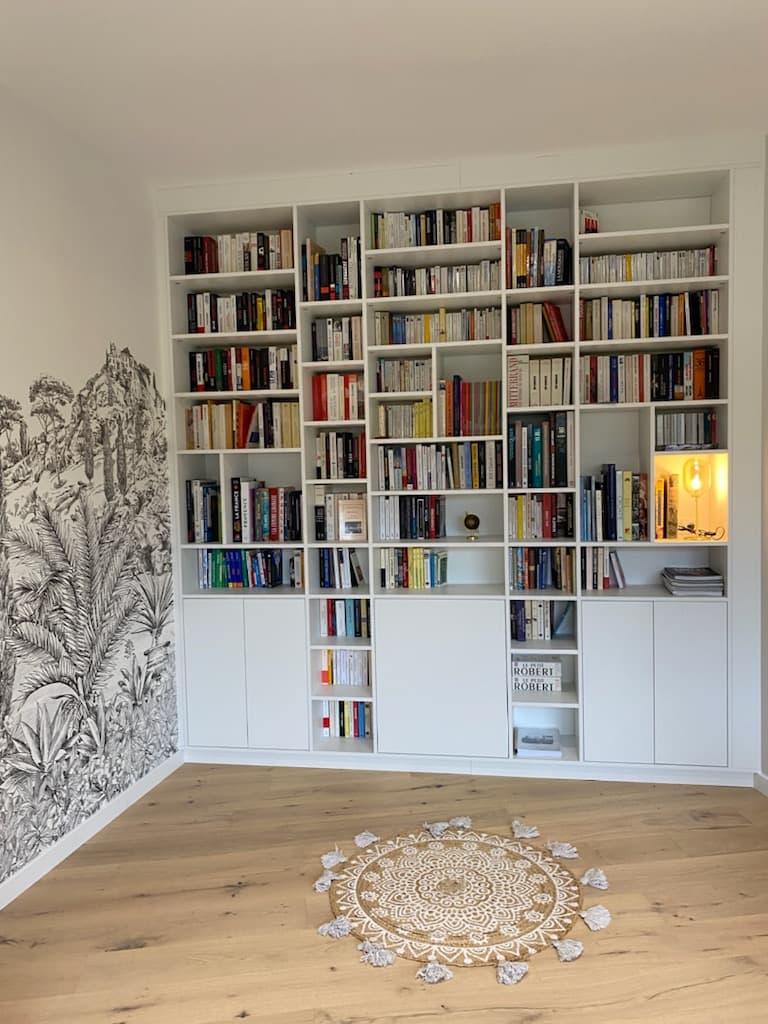 Bibliothèque sur mesure toute hauteur dans une maison en pierre près d’Agen, par Maison Gazeau
