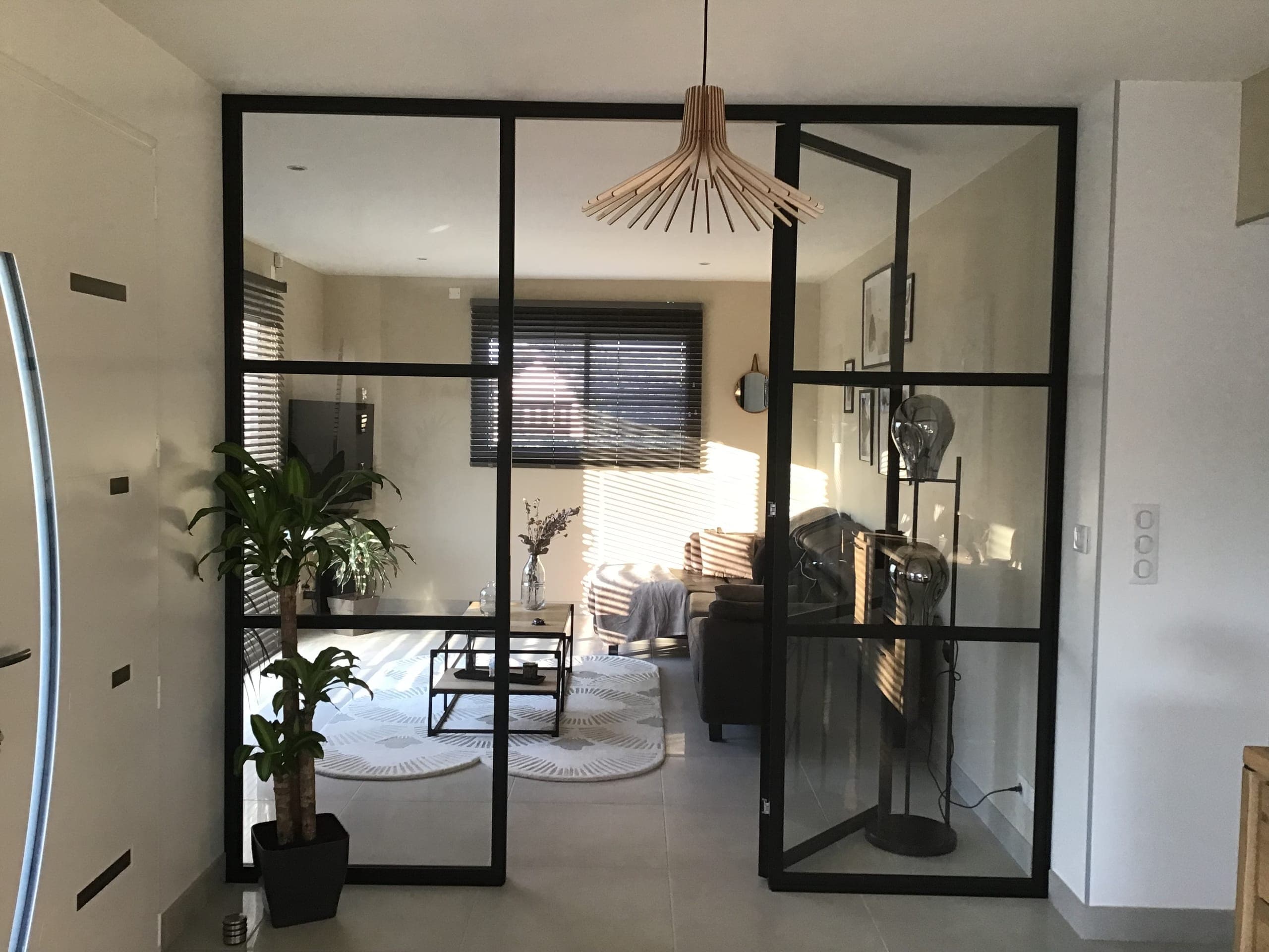 Verrière arche sur mesure séparant une salle de bain, posée par Maison Gazeau